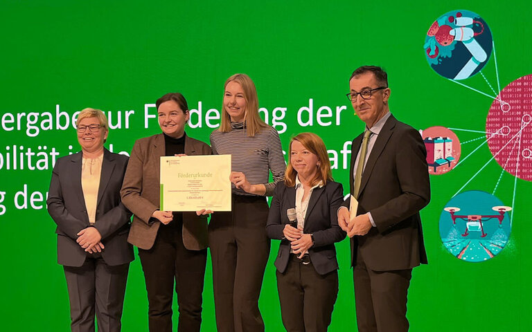 Bundeslandwirtschaftsminister Cem Özdemir überreicht auf der Grünen Woche den Zuwendungsbescheid für das Projekt „SimpleAgriData“ an Verbundkoordinatorin Prof. Dr. Christine Preisach