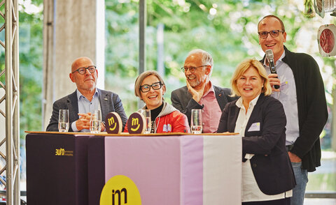 V. l. n. r.: Winfried Hermann MdL, Verkehrsminister von Baden-Württemberg, Prof. Dr. Rose Marie Beck, Rektorin Hochschule Karlsruhe, Romeo Edel, Sprecher Allianz für Mobilitätswende, Prof. Dr. Anke Karmann-Wössner, Amtsleiterin Stadtplanung der Stadt Karlsruhe, Alexander Eckhardt, Projektmanager Flexible Mobility bei SAP