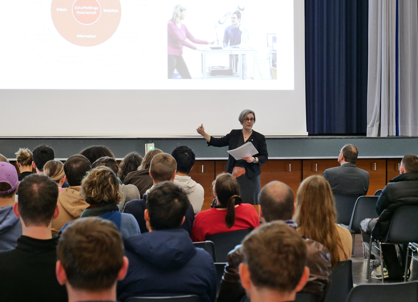 Neuimmatrikulierte der HKA werden erstmals durch Rektorin Rose Marie Beck begrüßt