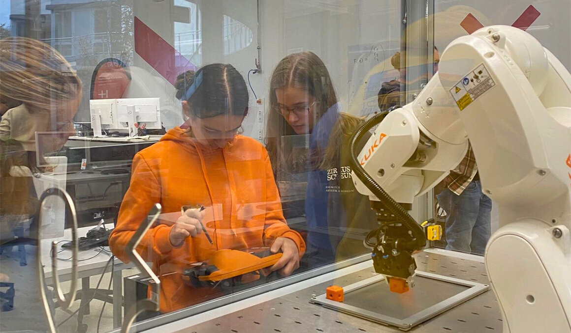 German Wie können junge Frauen für die Robotik begeistert werden? Schülerinnen lernen spielerisch Roboter selbst zu programmieren