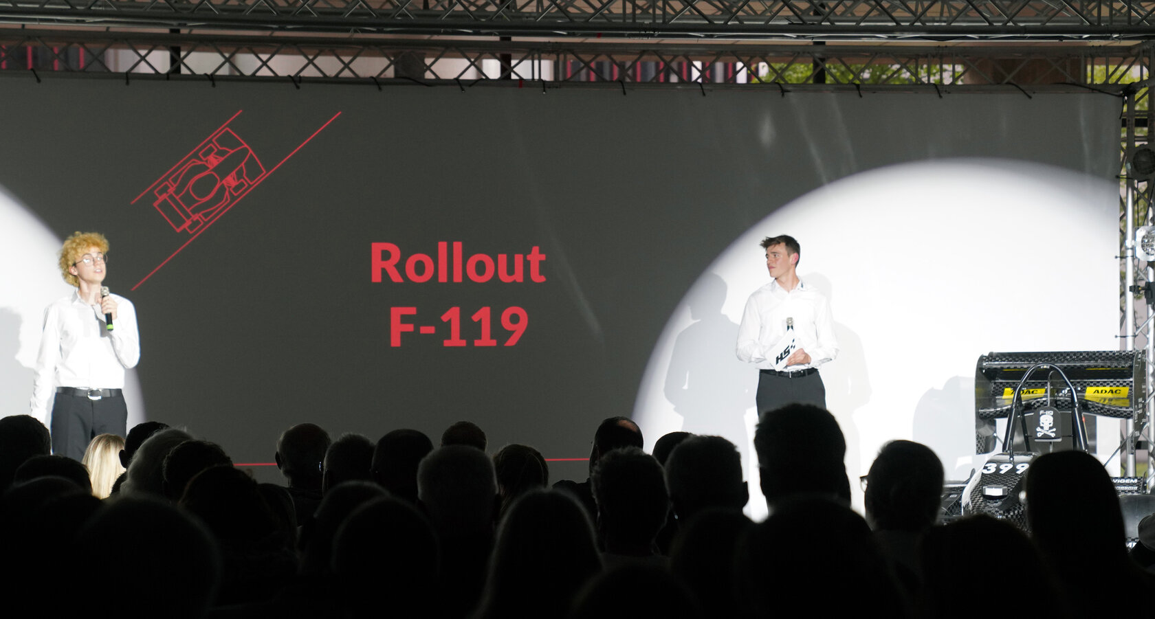 Rollout F-119 Hannes Maier (rechts) und Leonard Berscheid moderieren den Rollout des F-119