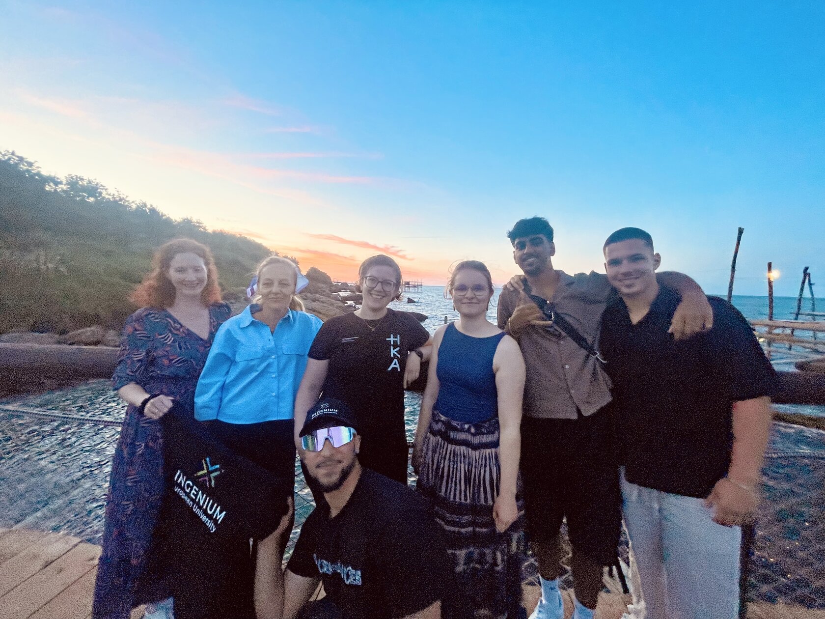 Studierende und Mitarbeitende der HKA an einem Strand in den Abruzzen