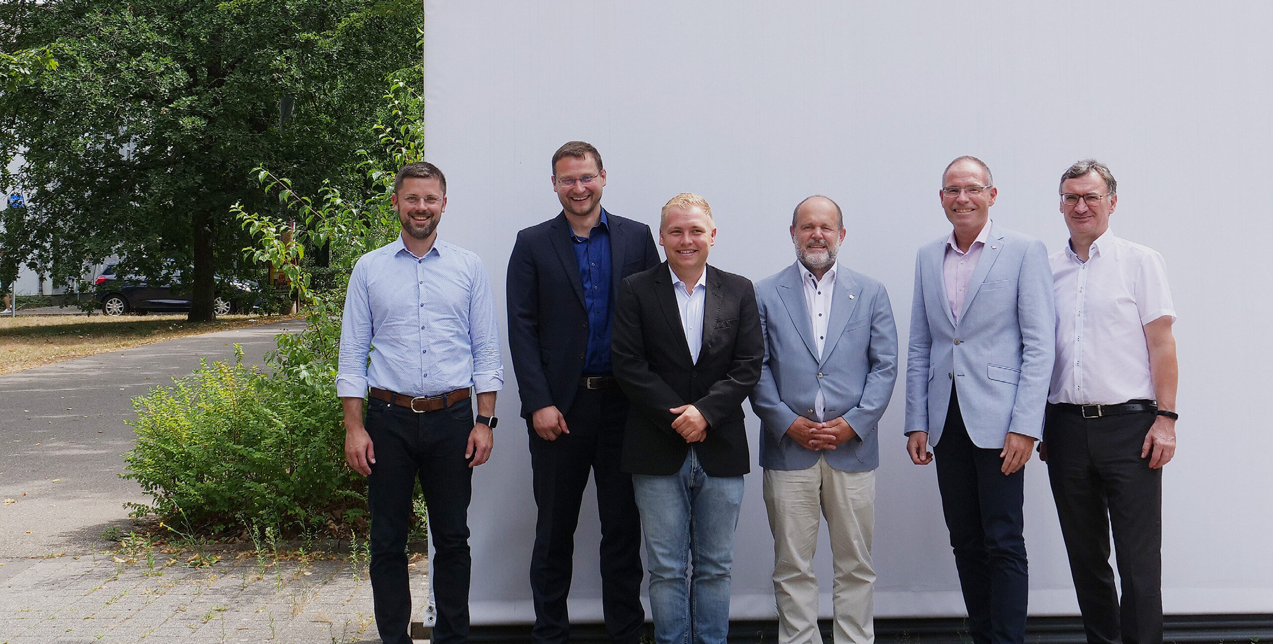 Besuch von Prof. Dr. Stephan Seiter, MdB Trafen sich zum forschungspolitischen Aus-tausch an der HKA: Prorektor Prof. Dr.-Ing. Franz Quint, Rektor Prof. Dr.-Ing. Frank Artin-ger, Prof. Dr. Stephan Seiter, MdB, Tim Zim-mermann, Leiter Wahlkreisbüro, Prof. Dr. Robin Langebach, Prof. Dr.-Ing. Matthias Stripf (v. r. n. l.)