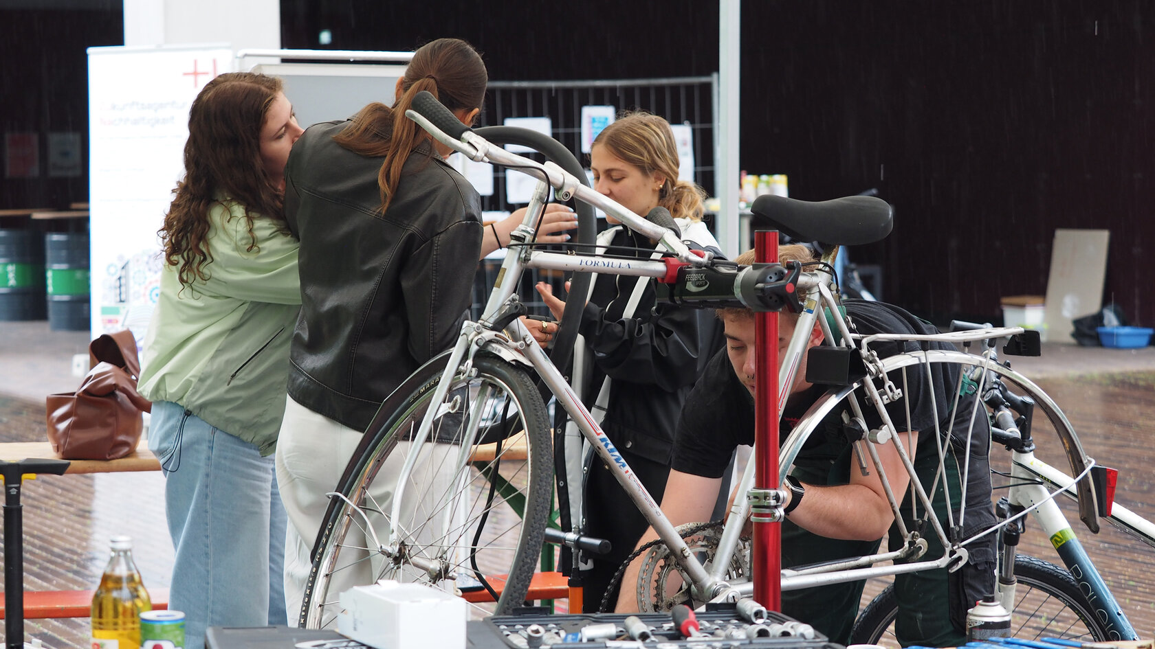 Gemeinsamer Rad-Aktionstag Studierende bei der Fahrradreparatur