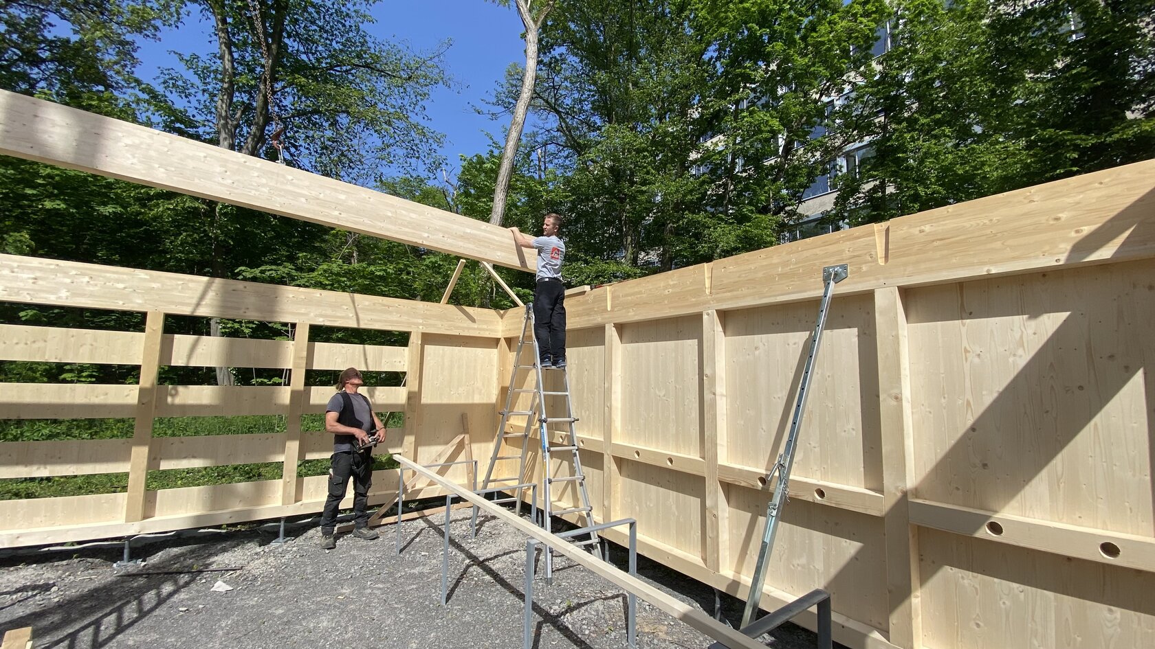 Aufbau mit vorgefertigten Holzelementen