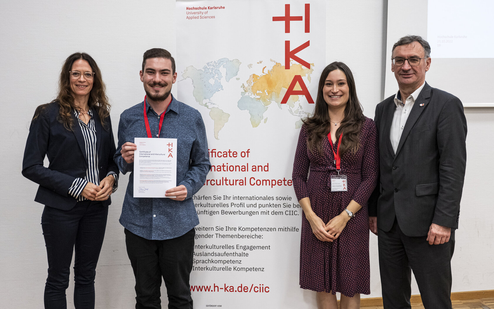 Übergabe des Certificate of International and Intercultural Competence Studierender der Hochschule Karlsruhe erhält als erster Teilnehmer das CIIC