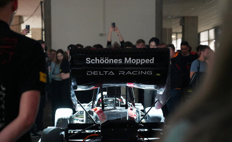 Großes Interesse am neuen Rennwagen der Hochschule Karlsruhe