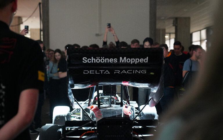 Großes Interesse am neuen Rennwagen der Hochschule Karlsruhe