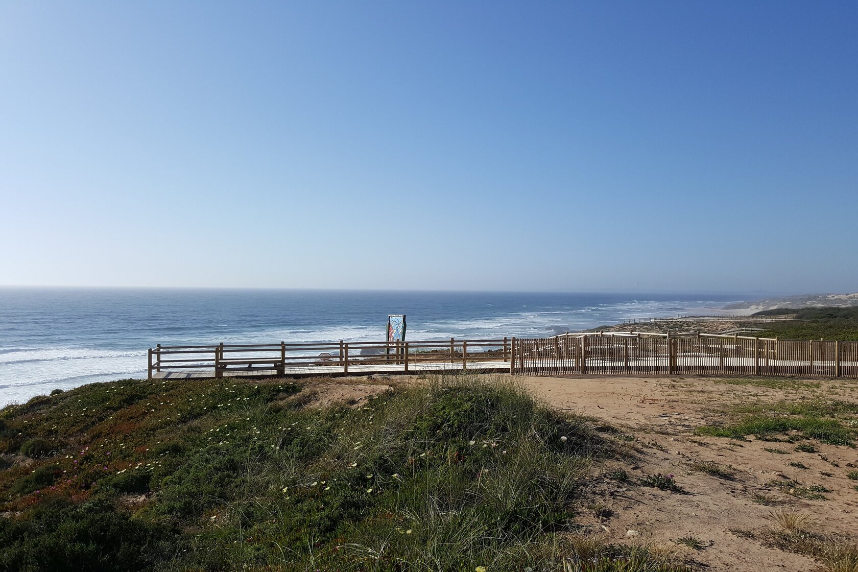 Steg der ins Meer führt in Portugal am Strand