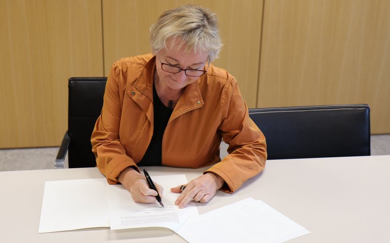 Ministerin Theresia Bauer unterzeichnet Verordnung