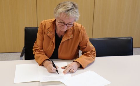Ministerin Theresia Bauer unterzeichnet Verordnung