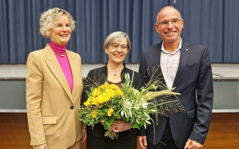 Die ersten Gratulanten: Hochschulratsvorsitzende Univ.-Prof. Dr. Marion A. Weissenberger-Eibl (l.) und Vorgänger Prof. Dr. Frank Artinger mit der neu gewählten Rektorin der HKA Prof. Dr. Rose Marie Beck