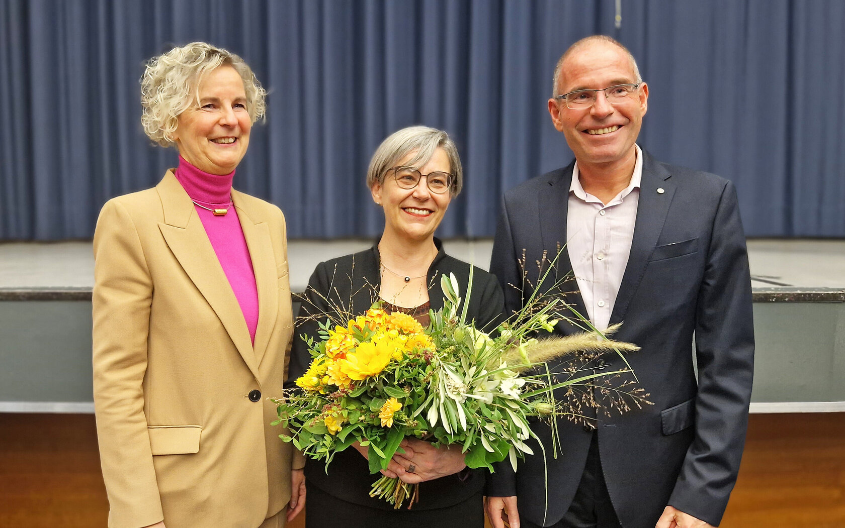 Die ersten Gratulanten: Hochschulratsvorsitzende Univ.-Prof. Dr. Marion A. Weissenberger-Eibl (l.) und Vorgänger Prof. Dr. Frank Artinger mit der neu gewählten Rektorin der HKA Prof. Dr. Rose Marie Beck