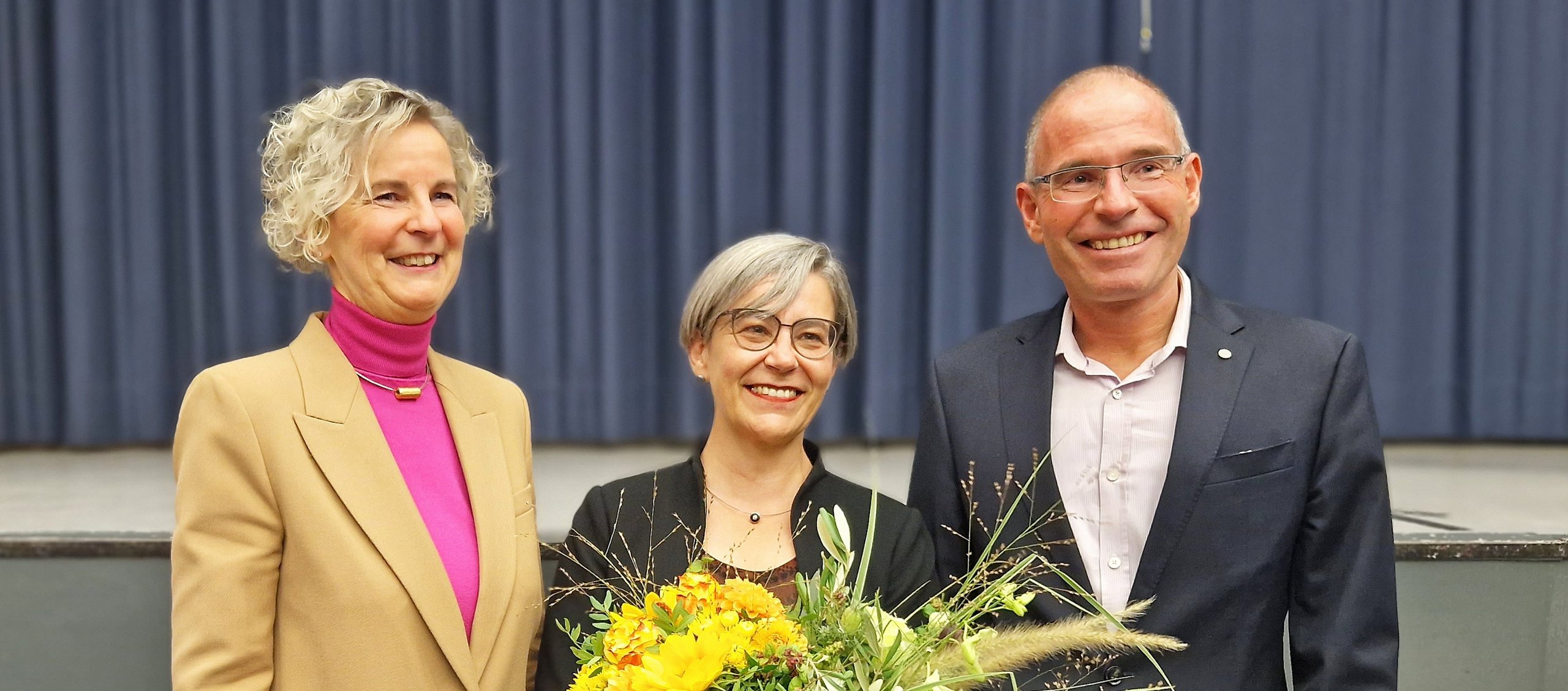 Die ersten Gratulanten: Hochschulratsvorsitzende Univ.-Prof. Dr. Marion A. Weissenberger-Eibl (l.) und Vorgänger Prof. Dr. Frank Artinger mit der neu gewählten Rektorin der HKA Prof. Dr. Rose Marie Beck