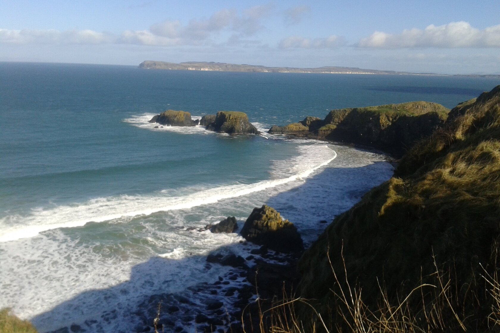 Wilde Küste mit Wellengang in Irland
