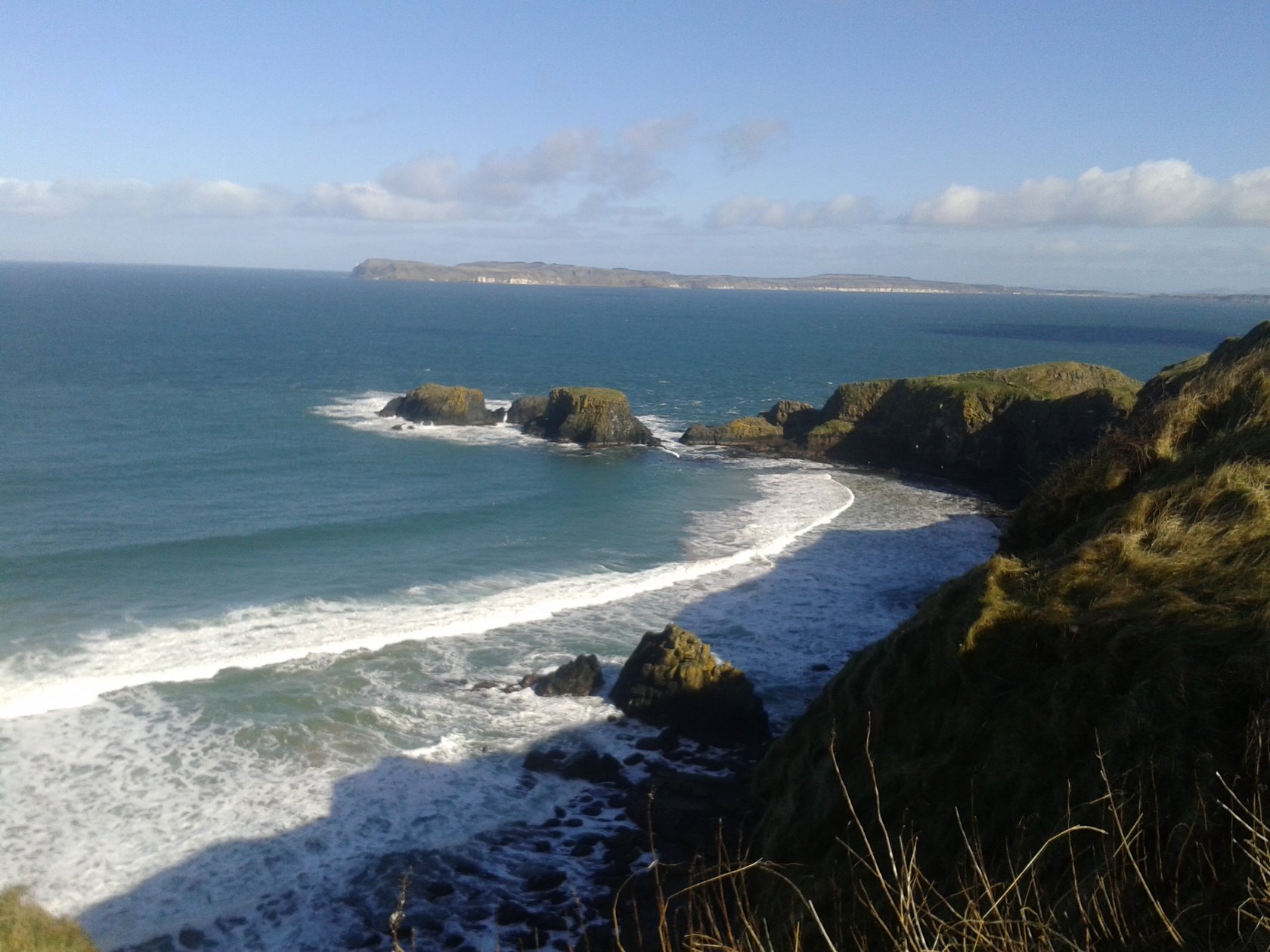 Wilde Küste mit Wellengang in Irland