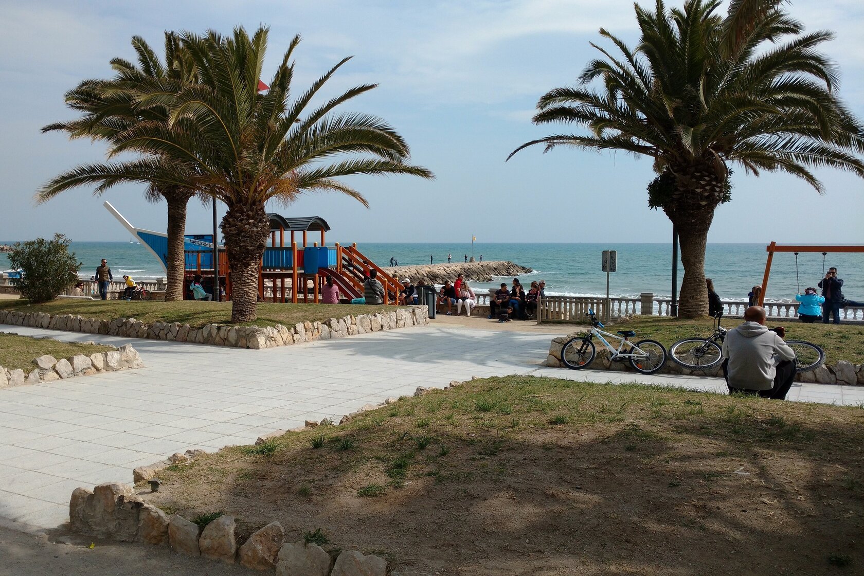 Strandpromenade in Spanien mit Blick aufs Meer