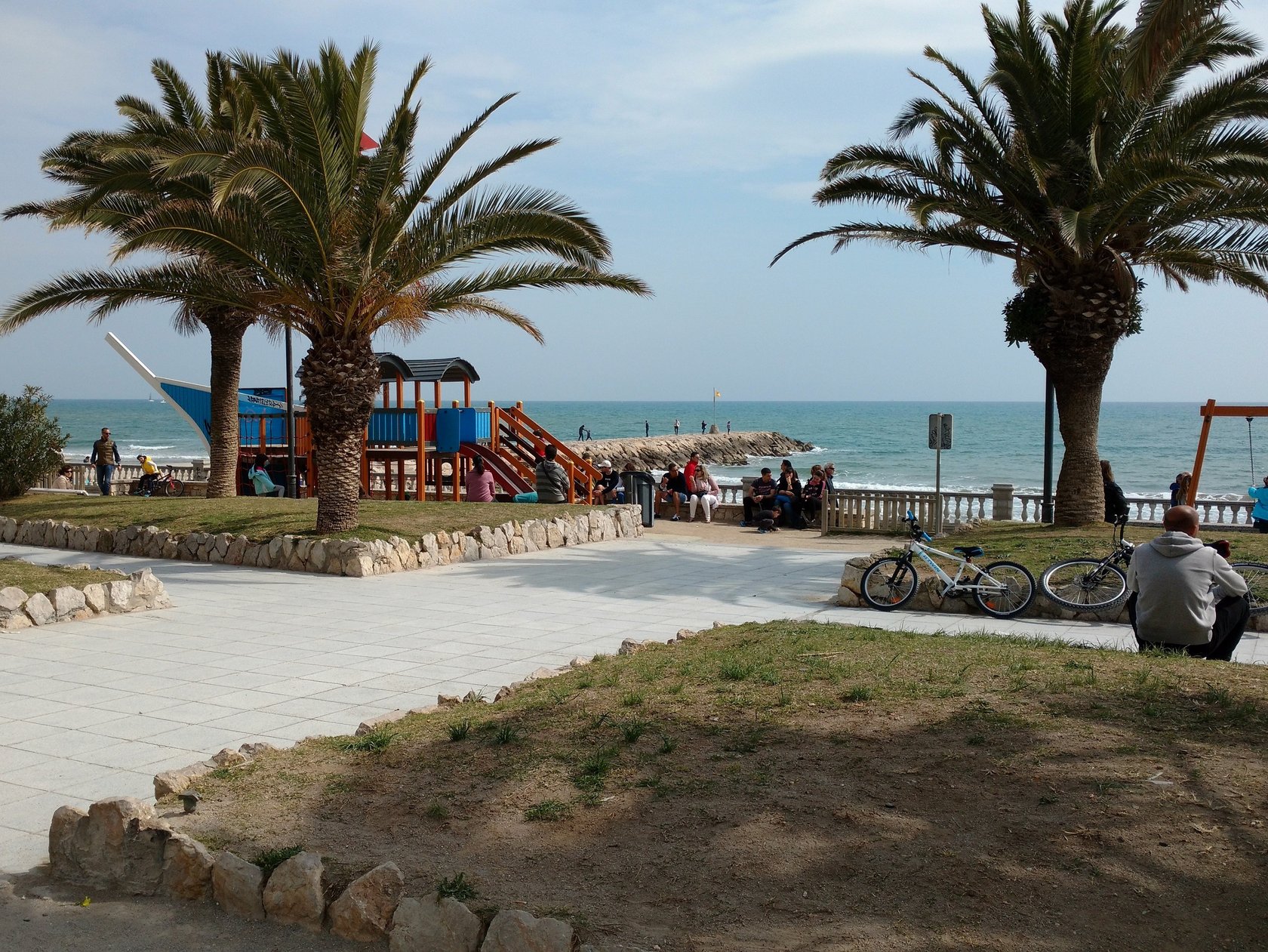 Strandpromenade in Spanien mit Blick aufs Meer