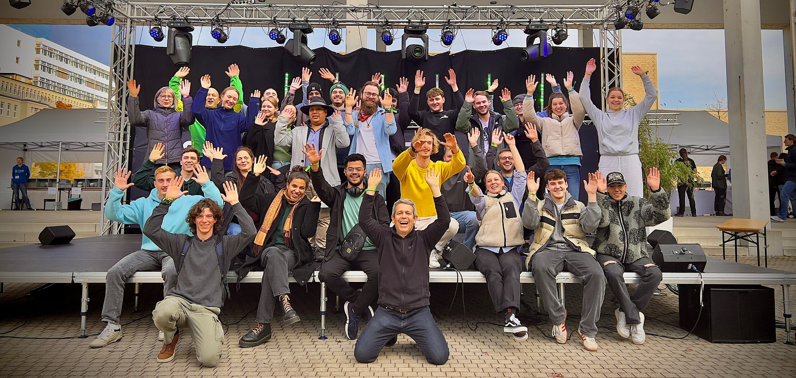 Unvergessliche Lernerfahrung für den Klimaschutz Die 26 Studierenden der Hochschule Karlsruhe und ihre Betreuer stehen auf einer Bühne der Local Conference of Youth 2024 in Berlin und reißen in bester Stimmung die Arme nach oben