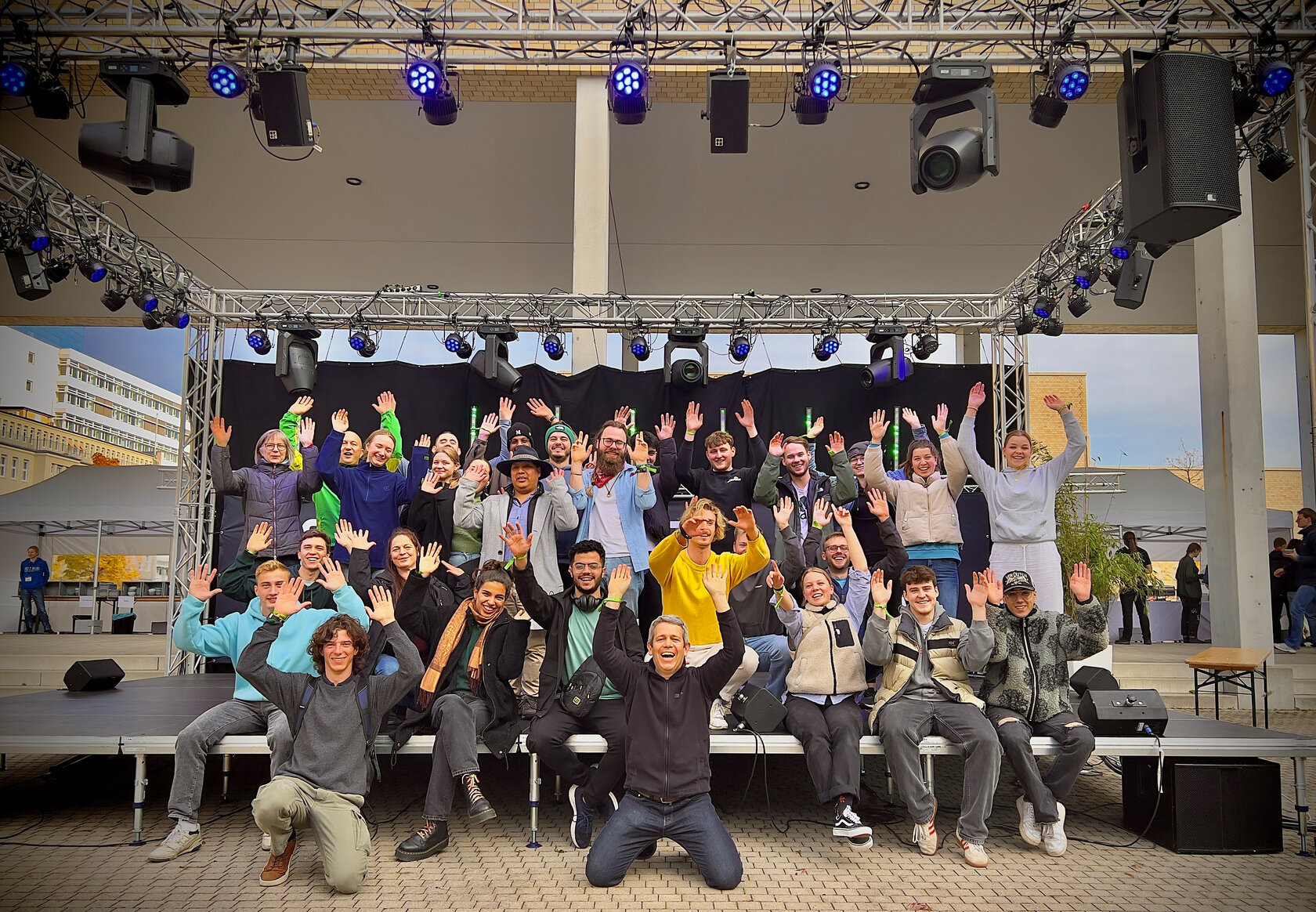 Unvergessliche Lernerfahrung für den Klimaschutz Die 26 Studierenden der Hochschule Karlsruhe und ihre Betreuer stehen auf einer Bühne der Local Conference of Youth 2024 in Berlin und reißen in bester Stimmung die Arme nach oben