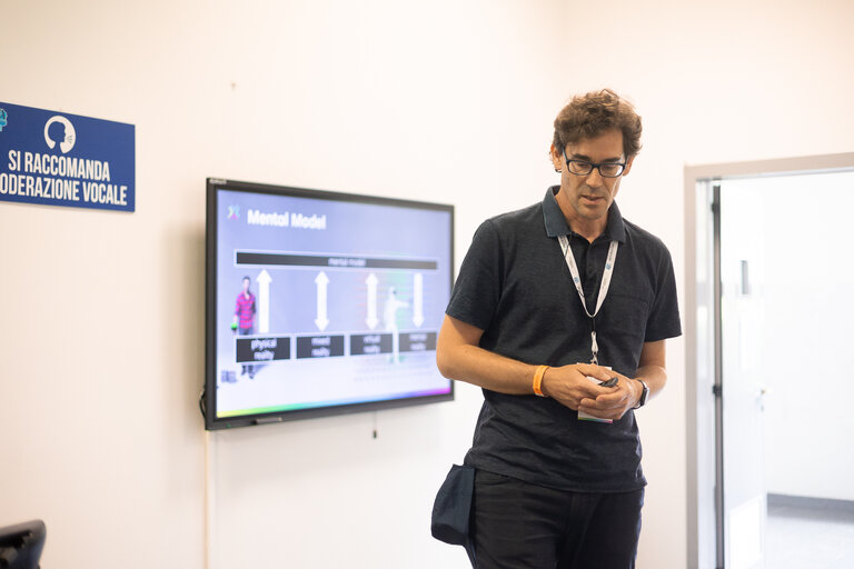 Prof. W&ouml;lfel pr&auml;sentiert den Virtual Reality Campus