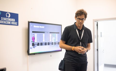 Prof. Wölfel präsentiert den Virtual Reality Campus