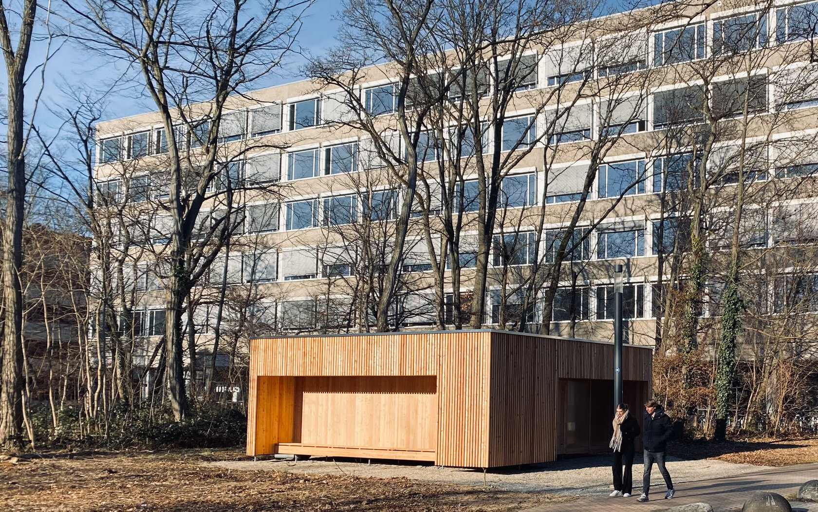 Das neue E-Bike-Terminal der Hochschule Karlsruhe (HKA) wurde in einem interdisziplinären Projekt gemeinsam von Studierenden und Berufsschülern gebaut