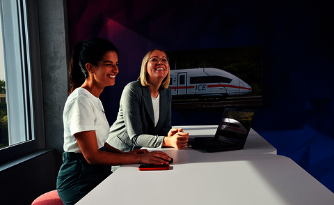 Recruiterinnen sitzen fröhlich am Bürotisch