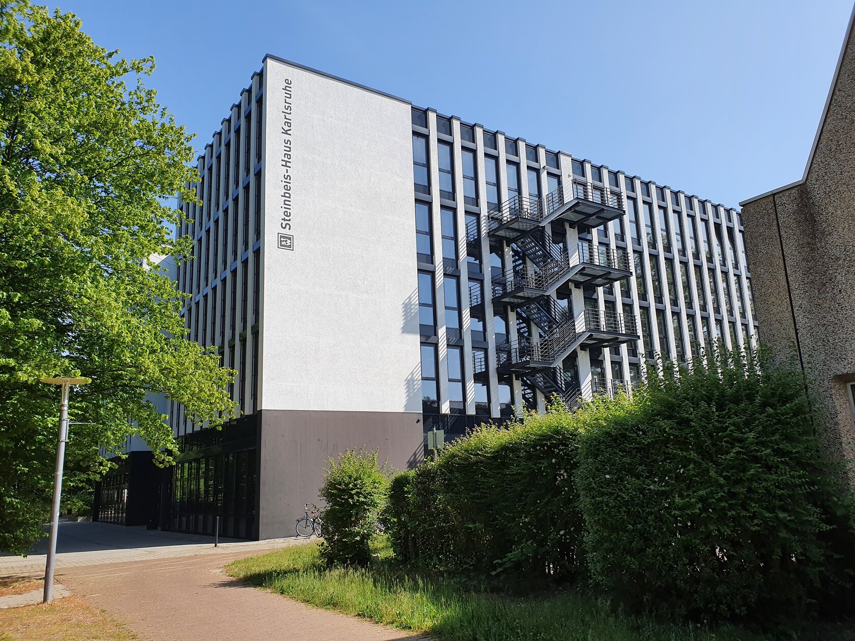 Steinbeishaus der Hochschule Karlsruhe von au&szlig;en
