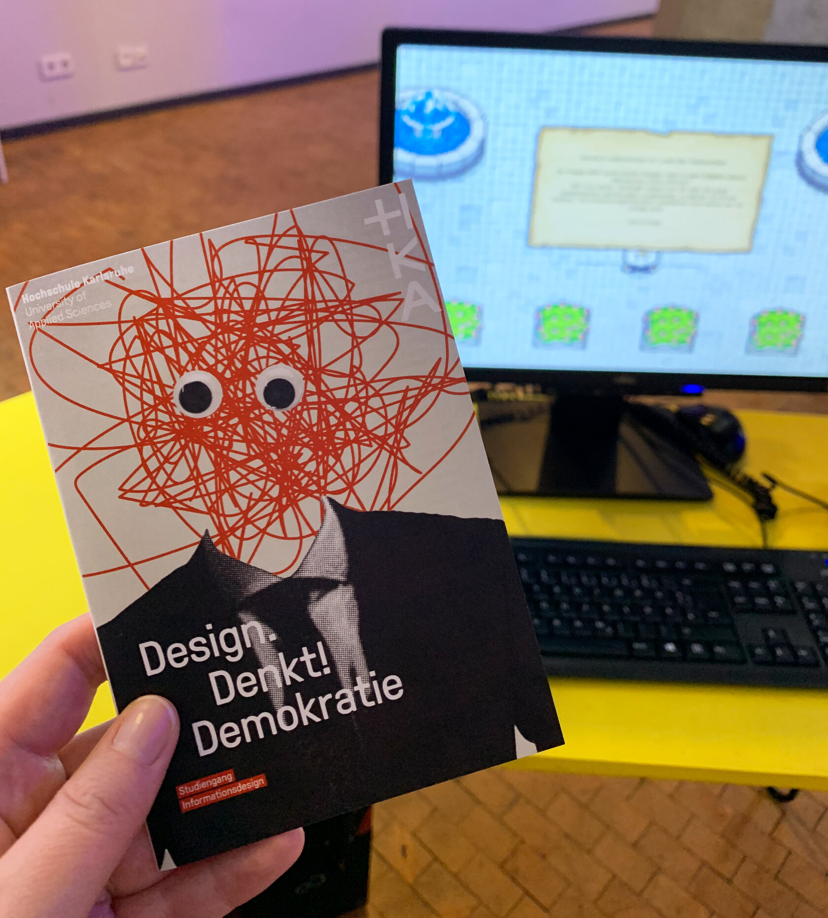 Begleitheft zur Ausstellung vor dem Computerspiel „Schwurbler Run“, bei dem die Spieler verschiedene Verschwörungstheorien kennen lernen