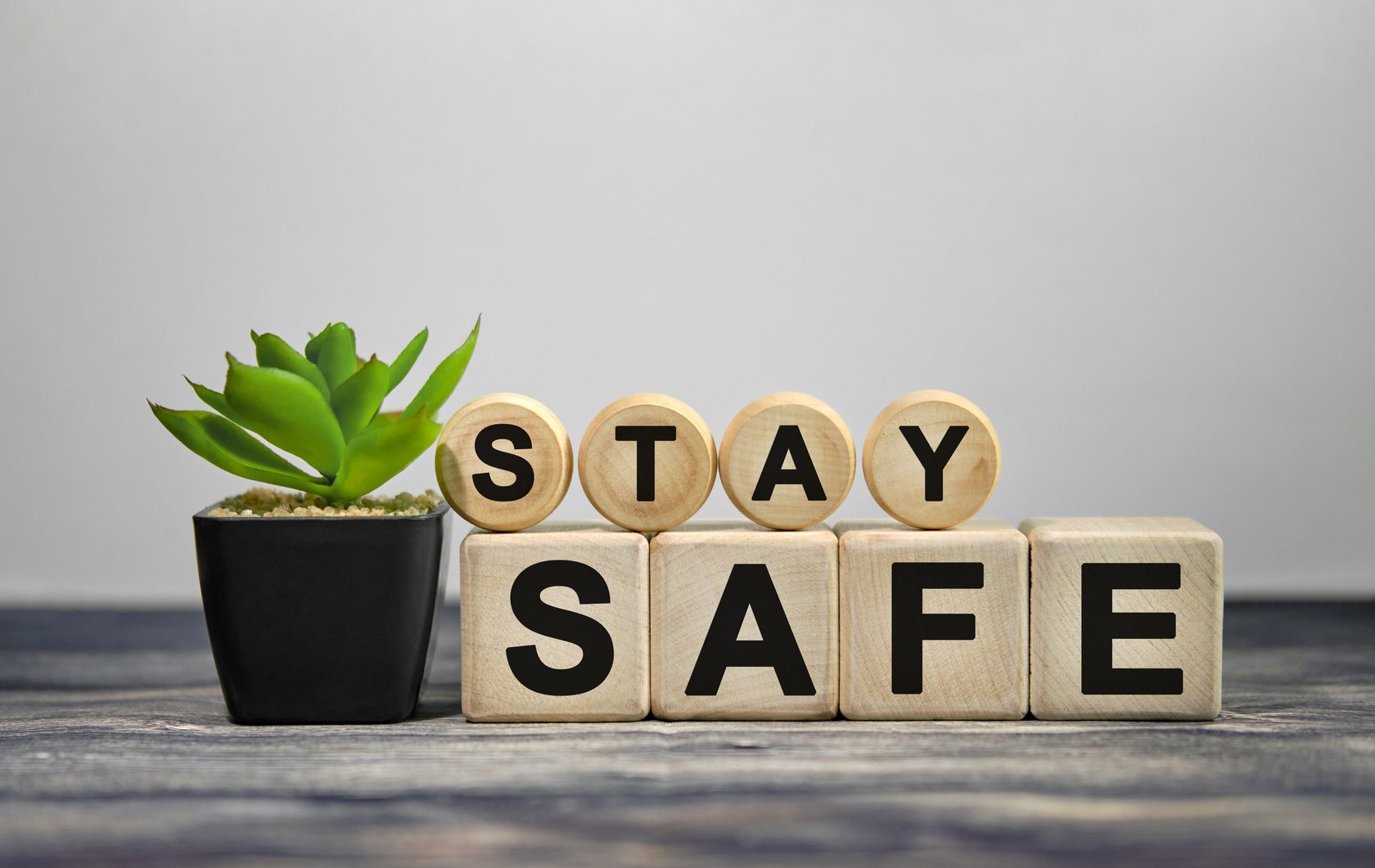 Holzsteinchen mit Buchstaben zeigen den Satz Stay Safe - pass auf dich auf