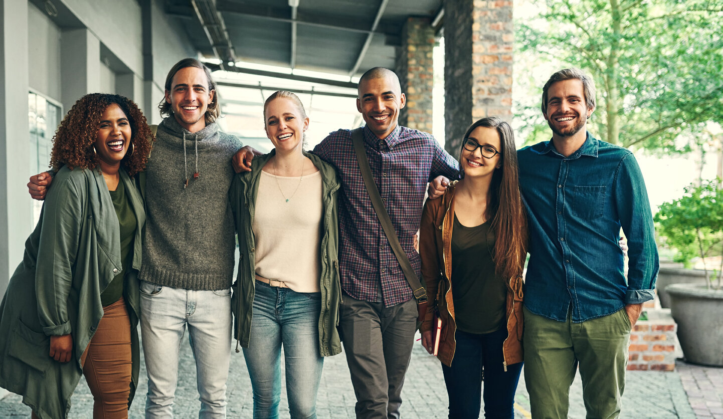 Gruppe von fröhlichen Studierenden auf einem Hochschulcampus