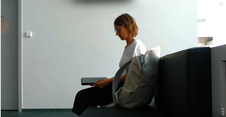 Claudia Zeller sitzend mit Buch