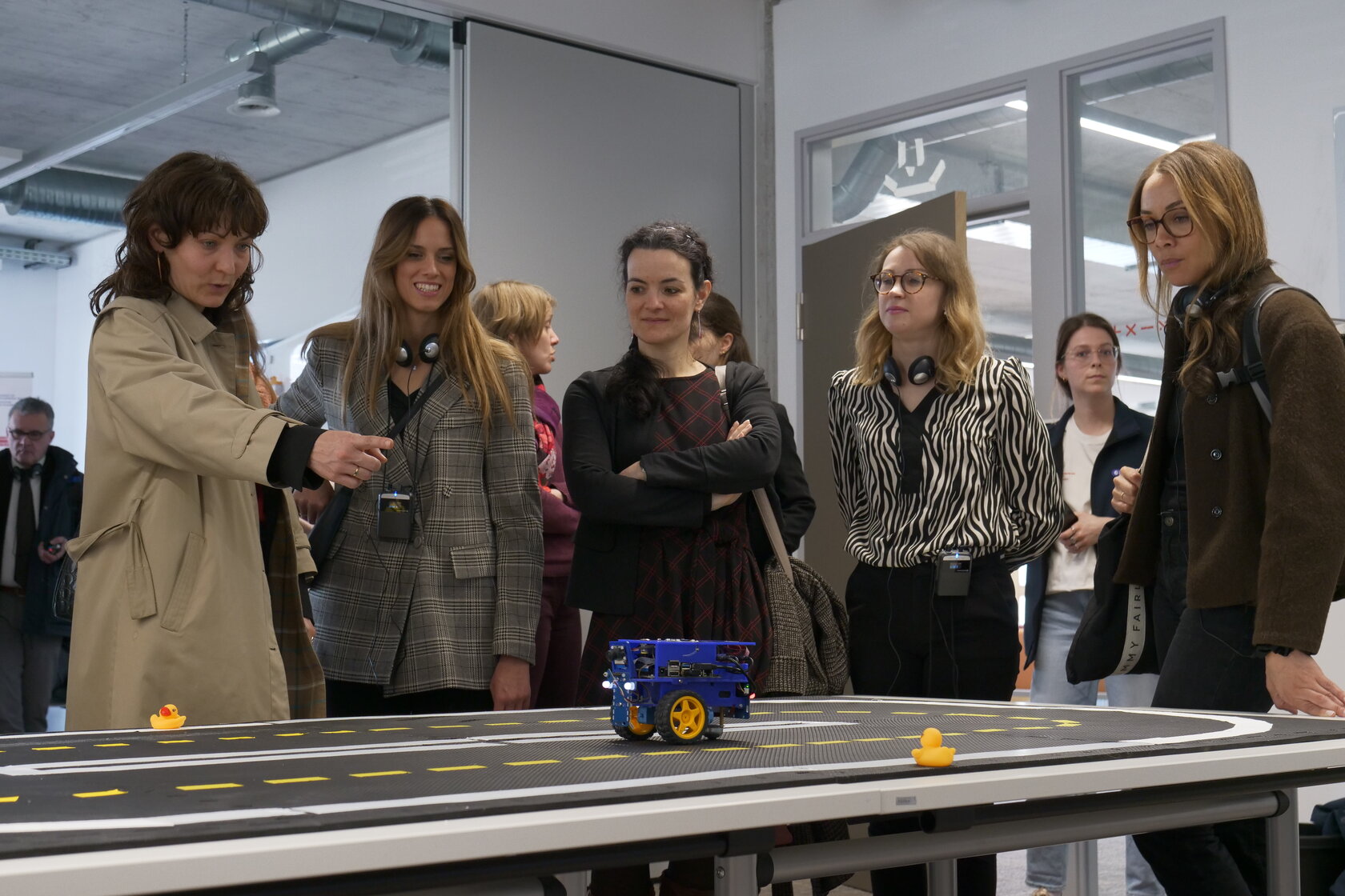 Interreg Begleitausschuss informiert sich über Robot Hub: Erfolgreicher Projektbesuch am IRAS