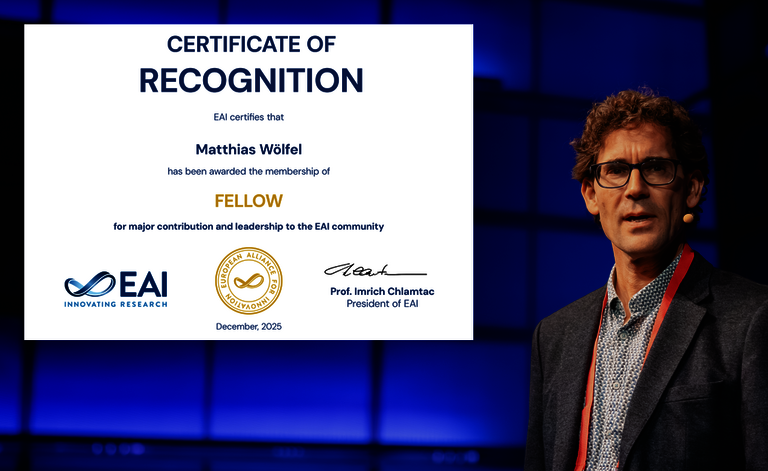 Auf dem Bild ist das Zertifikat zusehen, das Prof. Dr. Matthias W&ouml;lfel als Fellow der European Alliance for Innovation (EAI) auszeichnet. Daneben ist ein Foto von Matthias W&ouml;lfel in einem Anzug, der ein Kopfmikrofon tr&auml;gt und gerade eine Rede h&auml;lt.