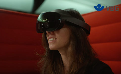 Eine Frau trägt eine VR Brille und befindet sich damit im VR Campus
