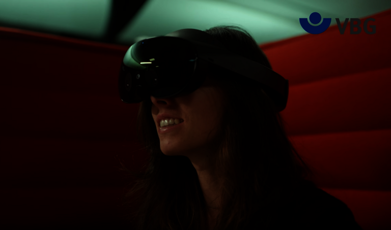 Eine Frau tr&auml;gt eine VR Brille und befindet sich damit im VR Campus