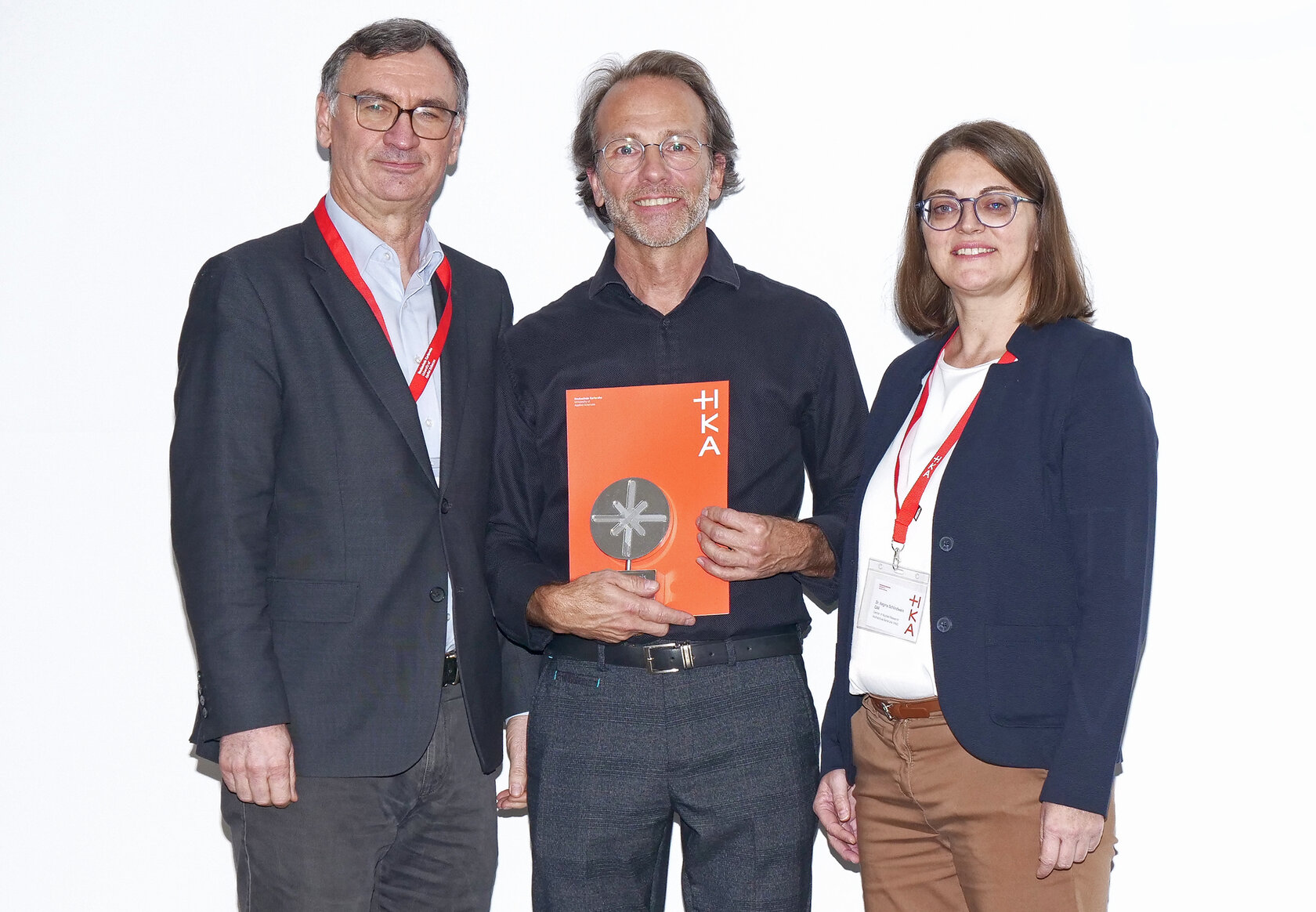 Bei der Verleihung des Transferpreises (v. l.): Prorektor Prof. Dr. Franz Quint, Prof. Dr. Bernhard Lenz und Dr. Regina Schlindwein aus dem Organisationsteam der ResearchContacts, Projektkoordinatorin move.mORe
