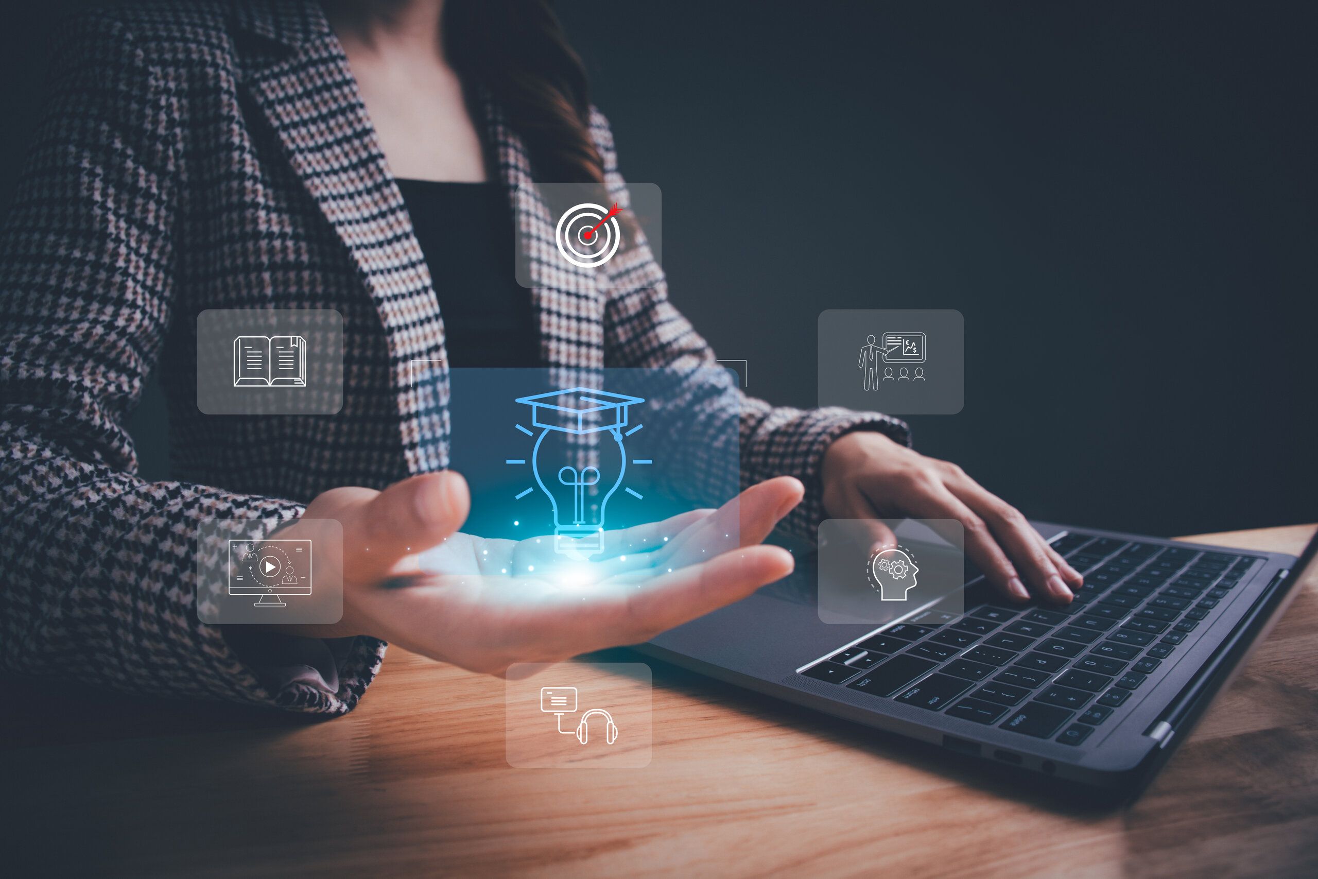 HKA_WE-IWW_DPBZ_Imagebild Woman with virtual screen of training online or E-learning. Internet education course, webinar online, digital courses develop skills thinking idea. E-learning graduate certificate program by video.