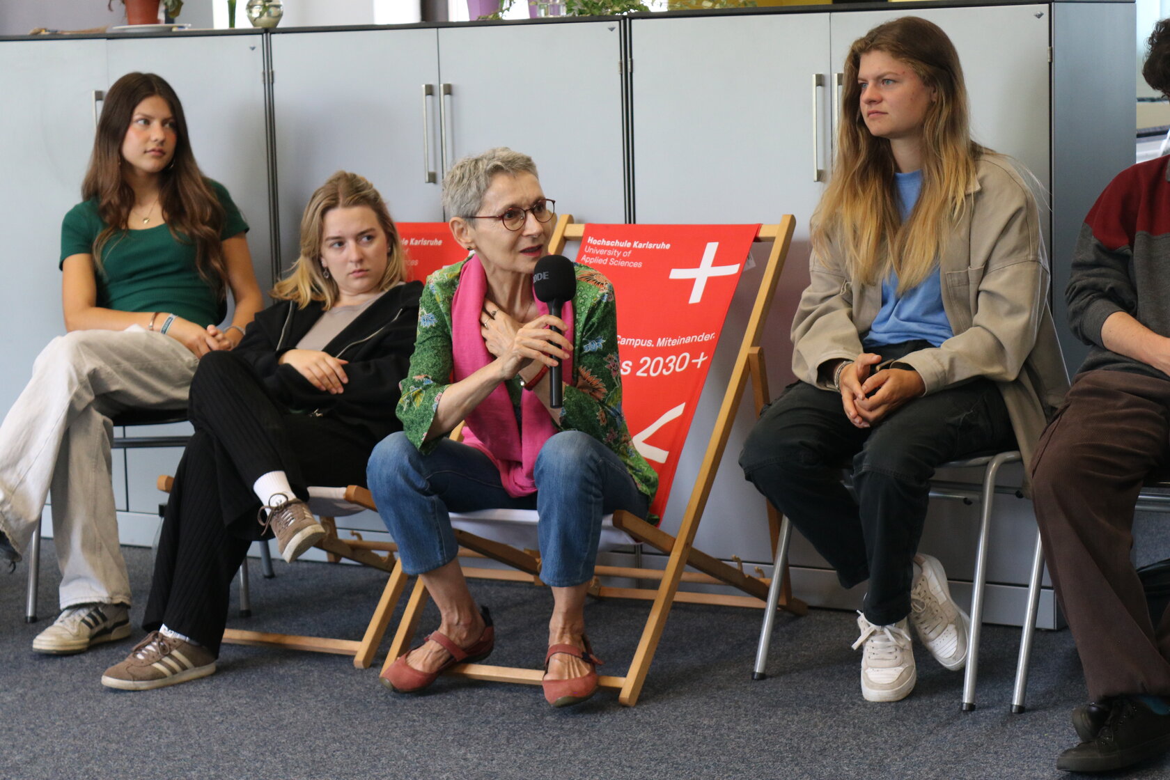 Stefanie Eschenlohr spricht mit Studierenden