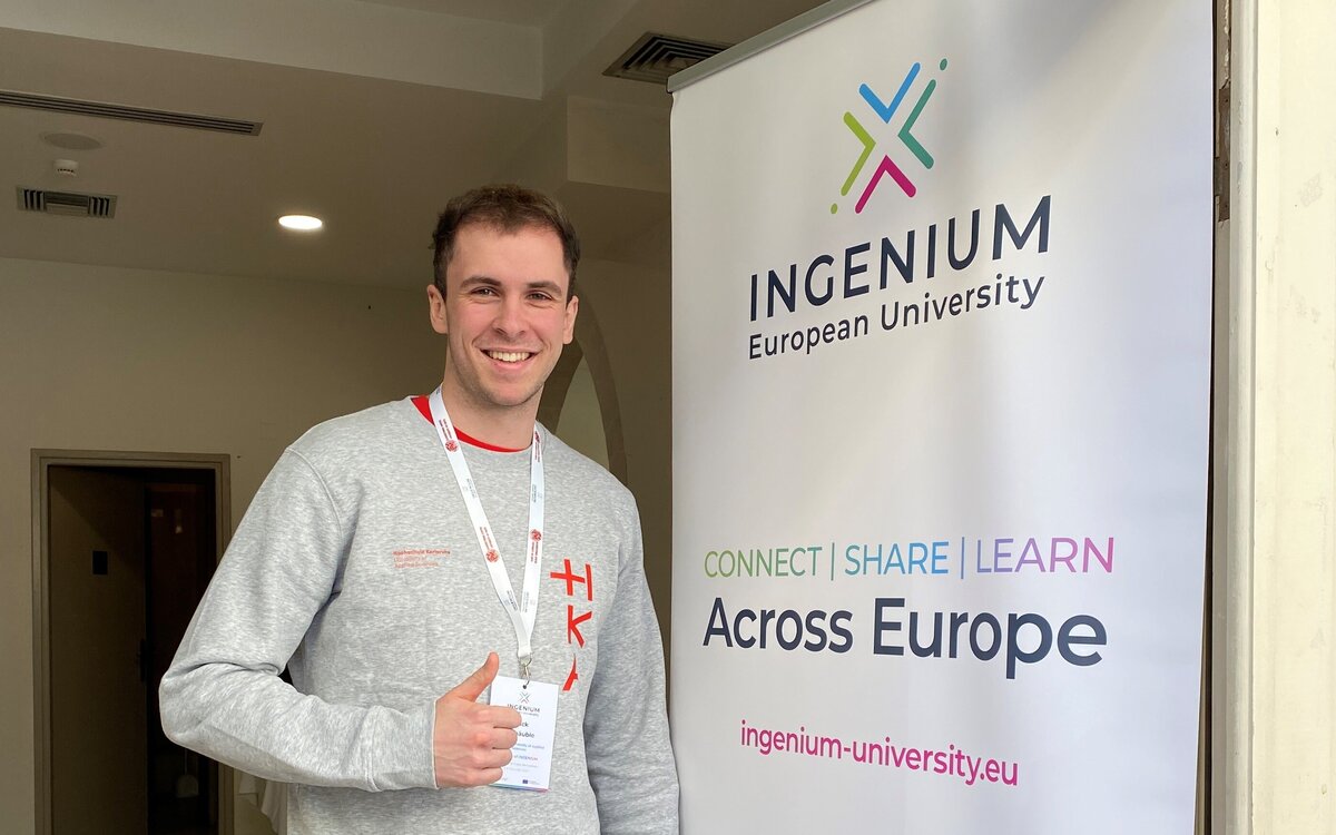 Student vor INGENIUM Banner