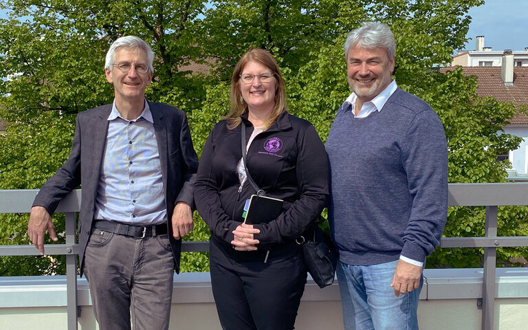 Dr. Joachim Lembach, Erica M. B. Johnson und Prof. Jürgen Muthig (v. l.)