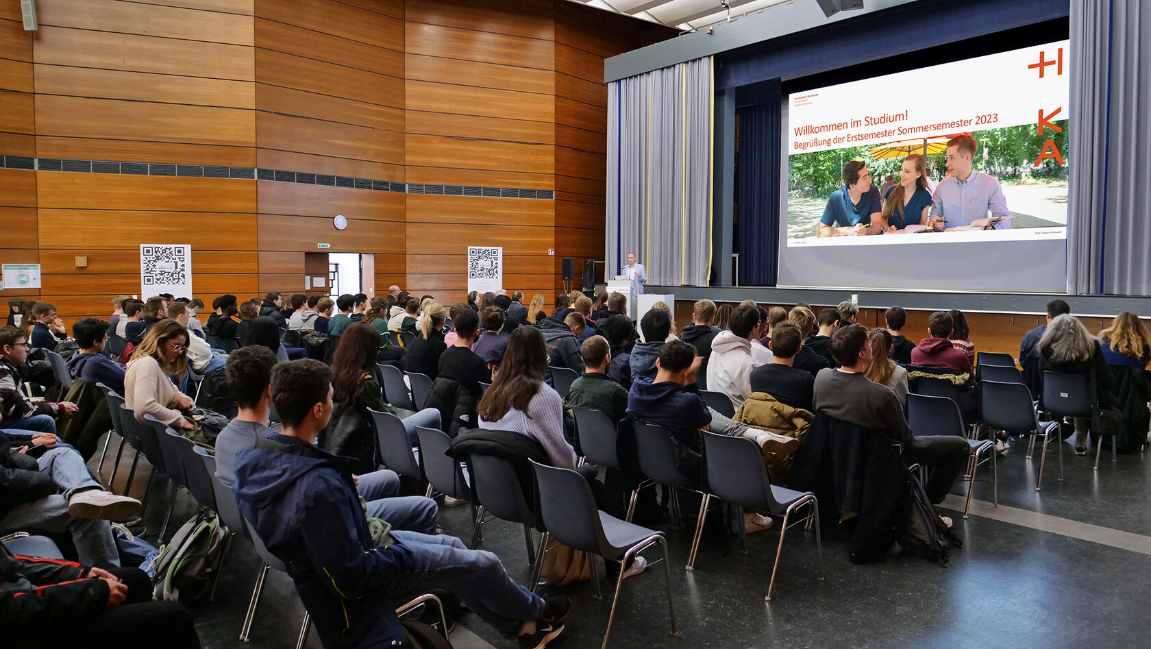 Zu Beginn des Sommersemesters begrüßte Rektor Prof. Dr. Frank Artinger die neu immatrikulierten Studierenden persönlich in der Hochschulaula