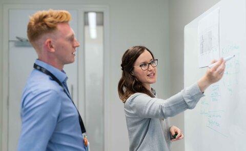 Laut einer Mitgliederbefragung des VDMA vom November 2022 werden 71% der Unternehmen aus dem Maschinen- und Anlagenbau in den nächsten Jahren Ingenieure für Elektrotechnik und Informationstechnik einstellen.