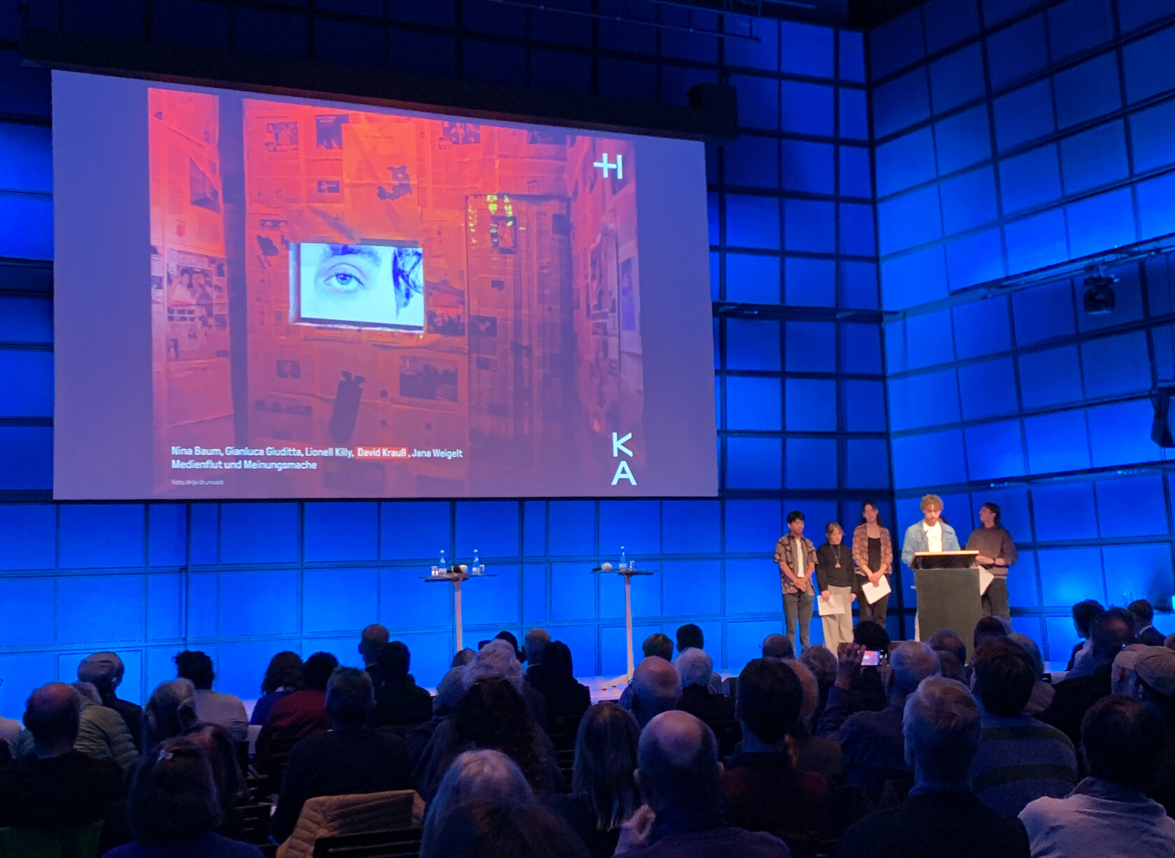 Studierende Anna Jährmann, Rangga Jatmiko, David Kraus, Tilman Lang und Hannah Raißle präsentieren ihr Arbeiten im Medientheater des ZKM