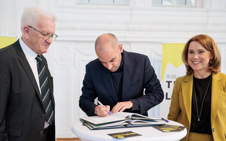 Ministerpräsident Winfried Kretschmann, Wissenschaftsministerin Petra Olschowski und Finanzminister Dr. Danyal Bayaz bei der Unterzeichnung der Hochschulfinanzierungs-Vereinbarung