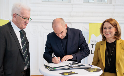 Ministerpräsident Winfried Kretschmann, Wissenschaftsministerin Petra Olschowski und Finanzminister Dr. Danyal Bayaz bei der Unterzeichnung der Hochschulfinanzierungs-Vereinbarung