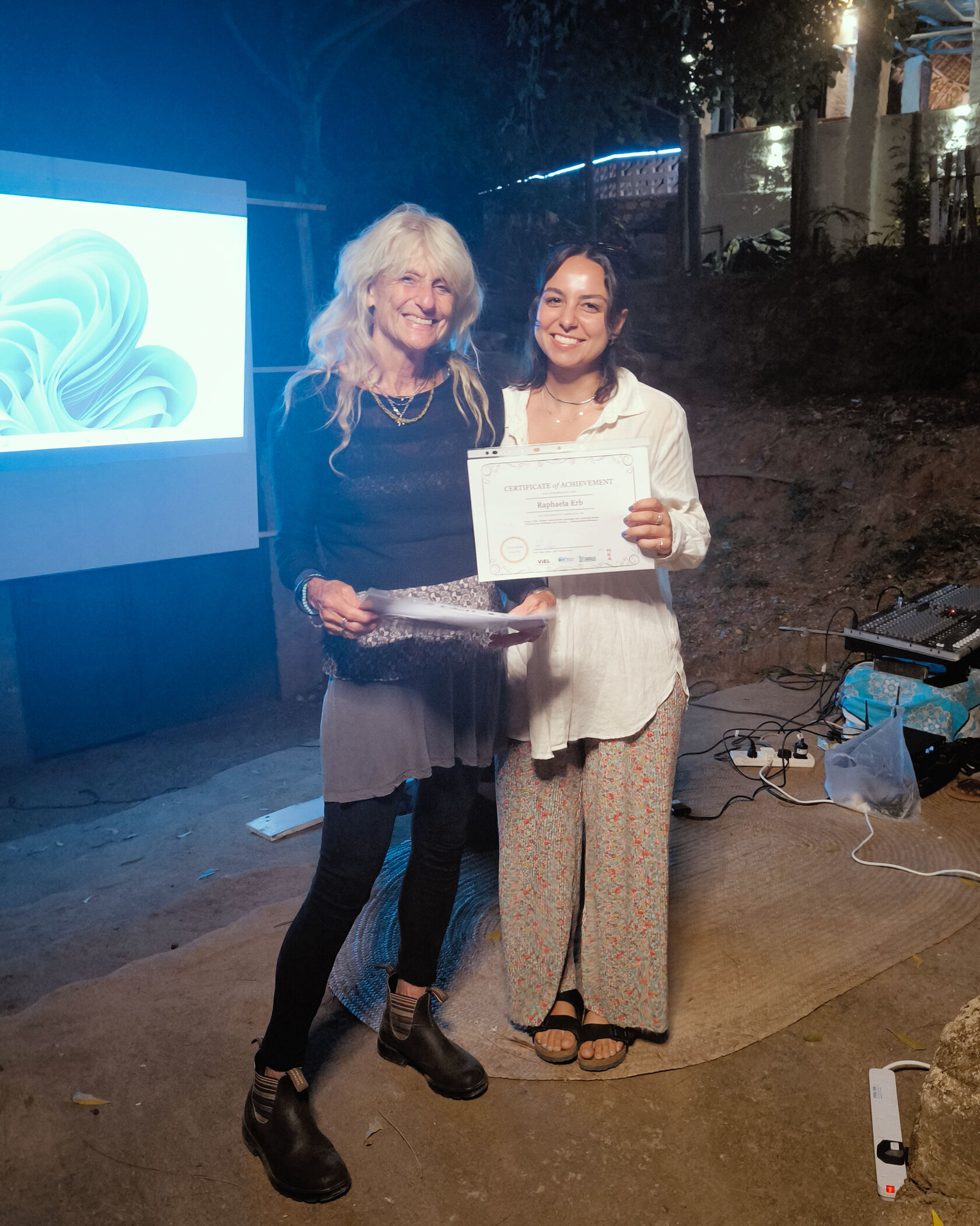 Prof. Sissi Closs mit einer KMM-Studentin