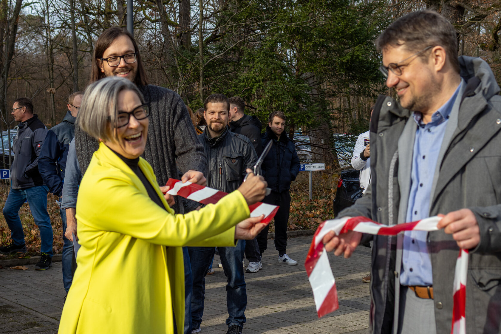 Rektorin Prof. Dr. Beck zerschneidet ein Band, dass von Bibliotheksdirektor Dr. Upmeier gehalten wird.
