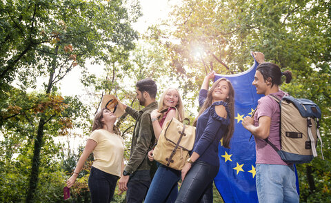 Studierende mit Europaflagge in Interaktion